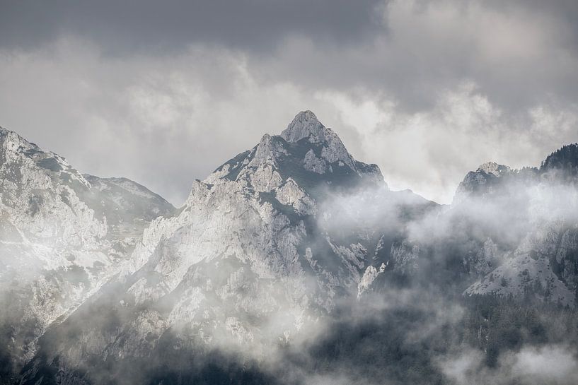 Bergtoppen in de Mist Majestueus Berglandschap Slovenie van Femke Ketelaar