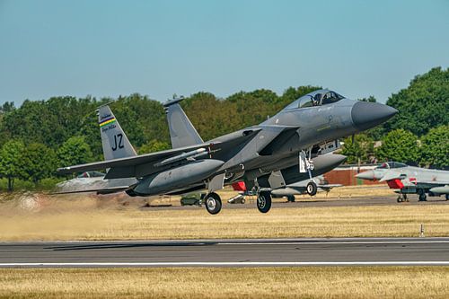 Décollage du McDonnell Douglas F-15C Eagle de la Milice du Bayou.