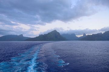 Sailing away from Mo'orea by Frank's Awesome Travels