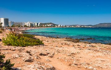 Strand aan zee van toeristenoord Cala Millor op het eiland Mallorca van Alex Winter