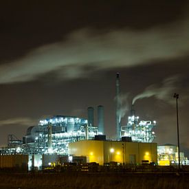 Botlek by night van Martin Helmich