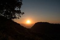 zonsondergang over de bergen van Marcel Derweduwen thumbnail