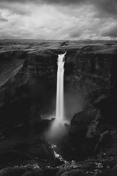 Haifoss waterval vanaf de Fossa rivier in IJsland in zwart wit van Sjoerd van der Wal Fotografie