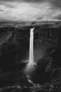 Haifoss waterval vanaf de Fossa rivier in IJsland in zwart wit van Sjoerd van der Wal Fotografie thumbnail