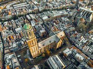 Zwolle Peperbus Kirchturm während eines kalten Wintersonnenaufgangs