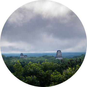 Wolkenlucht boven Tikal van Dennis Werkman