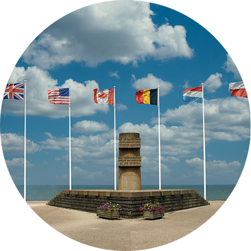 Monument ter herinnering aan D-Day bij Juno Beach aan de Normandische kust. van Gert van Santen