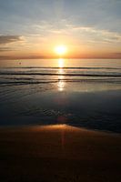 De zon komt op aan de spaanse kust  