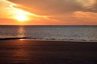 Prachtige zonsondergang aan de Noordzee