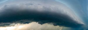 Nuage de plateau d'orage dans le ciel lors d'un orage d'été sur Sjoerd van der Wal Photographie