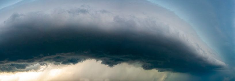 Onweerswolk aan de hemel tijdens een zomer storm van Sjoerd van der Wal Fotografie