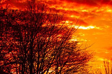 Vurige zonsondergang van Jolanda de Jong-Jansen