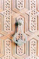 Heurtoir en bronze sur une porte en bois à Marrakech, Maroc