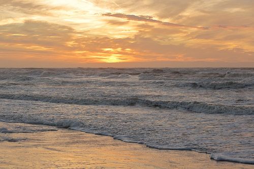 Zonsondergang vanaf het strand tijdens storm te Bergen aan Zee