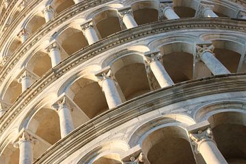 Detail van bogengalerij Toren van Pisa, Italië van The Book of Wandering