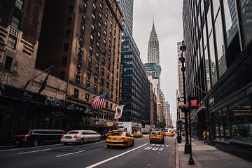 Gele taxi's met uitzicht op Chrysler building in Manhattan, New York van Thea.Photo