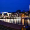 Abend an der Skinny Bridge in Amsterdam von Peter Bartelings