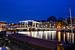 Abend an der Skinny Bridge in Amsterdam von Foto Amsterdam/ Peter Bartelings