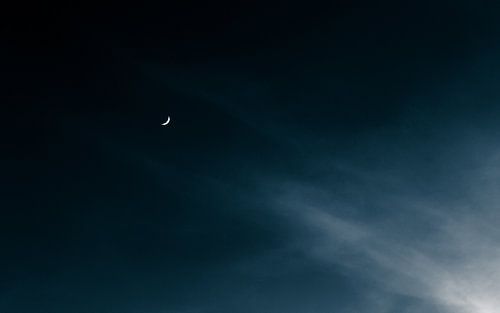 Halvemaan met wolken