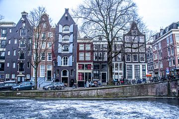 Amsterdamse grachten met ijs. van Marleen Kuijpers