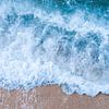 Vague turquoise sur la plage | Soleil, mer et sable | Photographie de nature et de voyage sur HelloHappylife