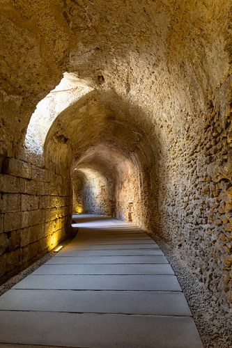 Toegangstunnel naar de zalen. De ruïnes van het Teatro Romano de Cádiz, Andalusië, Spanje