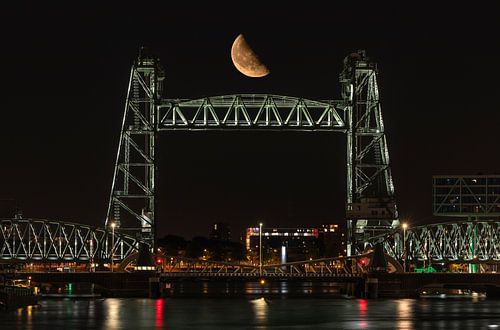 Spoorbrug De Hef in Rotterdam met de halve maan