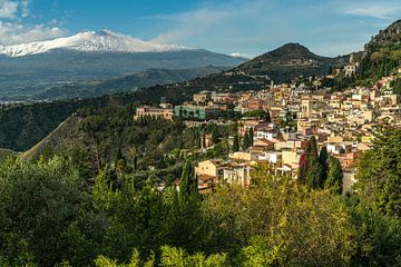 Stadtansicht Taormina und der Vulkan Ätna, Sizilien, Italien, Europa  |  Taormina city view and Moun von Peter Schickert