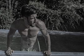 Mann mit nacktem Oberkörper kommt sexy aus dem Pool in Schwarz-Weiß von Atelier Liesjes