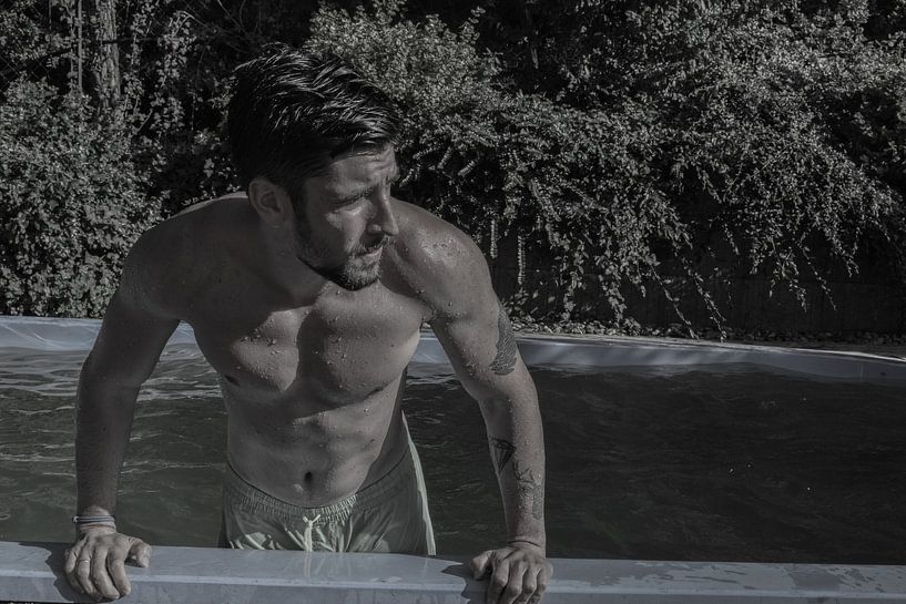 Man with naked torso comes sexy out of pool in black and white by Atelier Liesjes