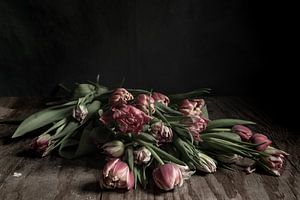 Tulipes sur table en bois | beaux-arts photographie couleur nature morte | impression art mural sur Nicole Colijn