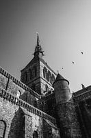 Tour de l'abbaye du Mont Saint-Michel en noir et blanc intemporel