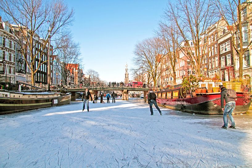 Skating on the Prinsengracht in winter in Amsterdam by Eye on You