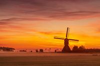 De broekmolen in de vroege mistige ochtend voor zonsopkomst