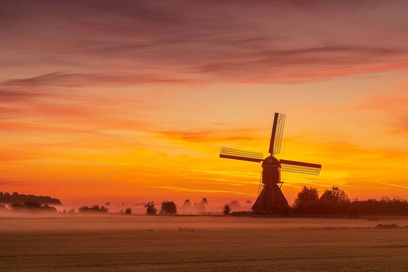 De broekmolen in de vroege mistige ochtend voor zonsopkomst van Rob Saly