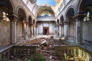 Église abandonnée. sur Roman Robroek - Photos de bâtiments abandonnés