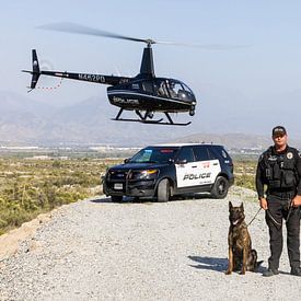 Police Robinson R66 avec unité au sol lors d'une patrouille à Fontana, CA. sur Jimmy van Drunen