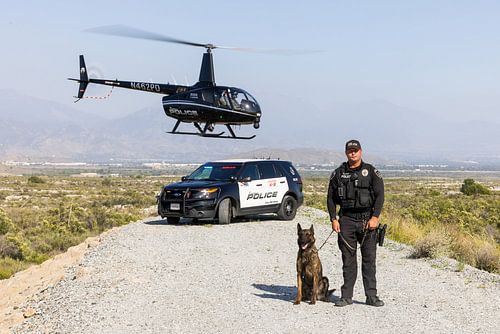 Police Robinson R66 avec unité au sol lors d'une patrouille à Fontana, CA.