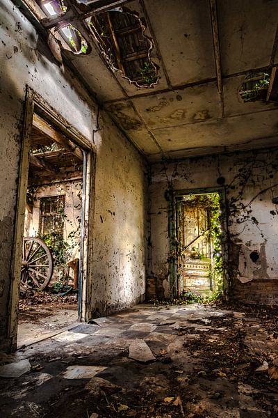 Couleur de grange de ferme en décomposition. Urbex par Frank Slaghuis