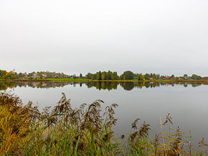 Seeblick in Bad Bayersoien zur Herbstzeit , Uitzicht op het meer in Bad Bayersoien in de herfst