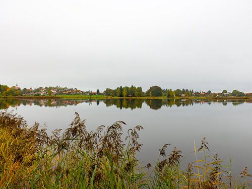 Uitzicht op het meer in Bad Bayersoien in de herfst , Uitzicht op het meer in Bad Bayersoien in de herfst
