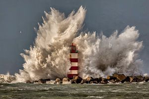 Les vagues se brisent sur une balise près d'IJmuiden