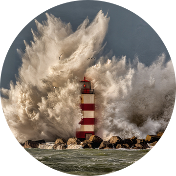 Golven beuken op baken bij IJmuiden van Frans Lemmens
