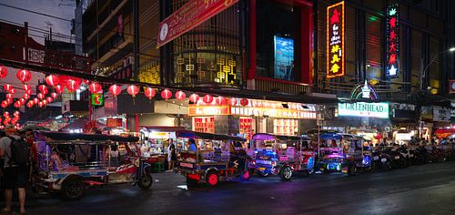File de tuk-tuks à Chinatown