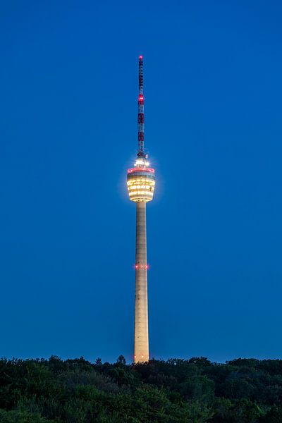 Televisietoren in Stuttgart bij avond van Werner Dieterich