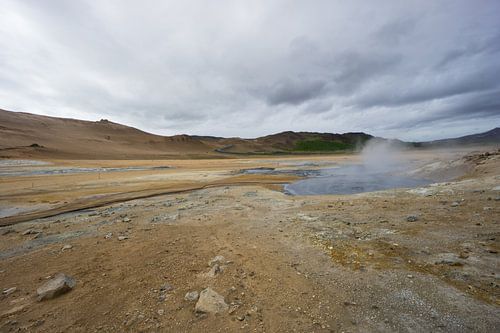 Islande - Pot de boue bouillante dans la zone géothermique de Hverir avec vol.