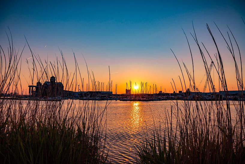 het kleurenspel in een zonsondergang by Mike Bot PhotographS