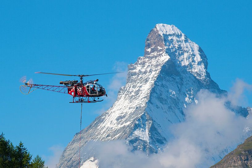 Reddingshelikopter Lama voor de Matterhorn van Menno Boermans