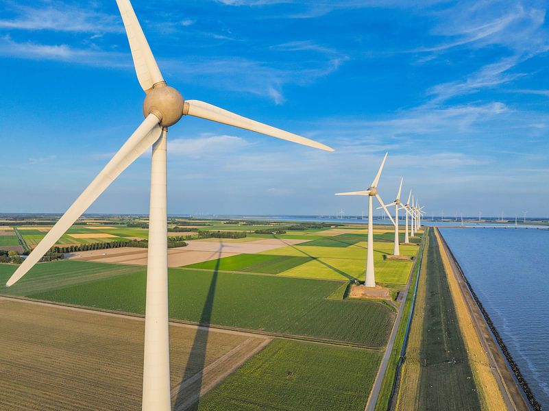 Windkraftanlagen am Ufer eines Sees im Frühling von Sjoerd van der Wal Fotografie
