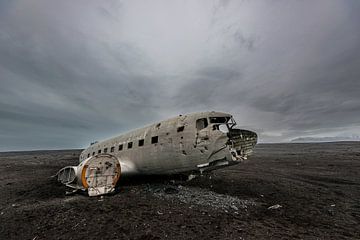 Het Vliegtuigwrak op Sólheimasandur: Een Iconisch Overblijfsel in de Wijdsheid van IJsland van Gerry van Roosmalen